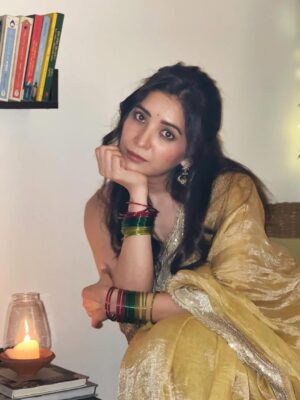 Asha Negi Instagram - Officially reached that ‘Gaane toh humare zamaane mein hua karte the’ stage:)
Ps. Pose of the night.. चूड़ियाँ दिखाने का तरीका थोड़ा cazzueel है।
.
@eternitybysakshi Saree🤎
Also I want to wear more sarees in life! Bcz why not!