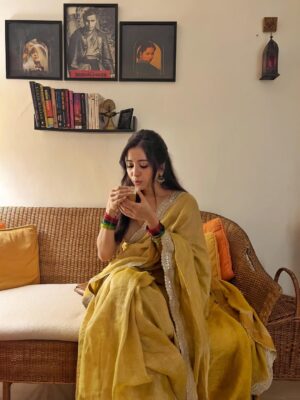 Asha Negi Instagram - Officially reached that ‘Gaane toh humare zamaane mein hua karte the’ stage:)
Ps. Pose of the night.. चूड़ियाँ दिखाने का तरीका थोड़ा cazzueel है।
.
@eternitybysakshi Saree🤎
Also I want to wear more sarees in life! Bcz why not!