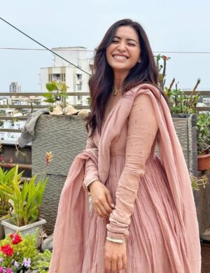Asha Negi Instagram - Maaeriiiiiiiii…. after five modaks down!🥟
.
@mishriya_jewels 
@kashmi.in 
@houseofvittiindia