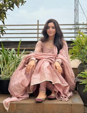 Asha Negi Instagram - Maaeriiiiiiiii…. after five modaks down!🥟
.
@mishriya_jewels 
@kashmi.in 
@houseofvittiindia