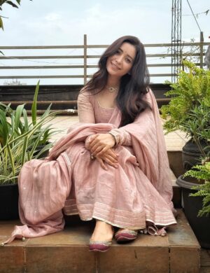 Asha Negi Instagram - Maaeriiiiiiiii…. after five modaks down!🥟
.
@mishriya_jewels 
@kashmi.in 
@houseofvittiindia