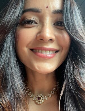 Asha Negi Instagram - Maaeriiiiiiiii…. after five modaks down!🥟
.
@mishriya_jewels 
@kashmi.in 
@houseofvittiindia