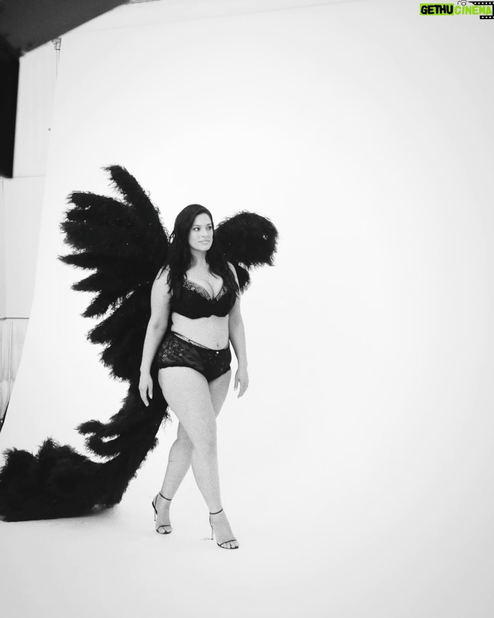 Ashley Graham - 175.9K Likes - a little bit mooore @victoriassecret