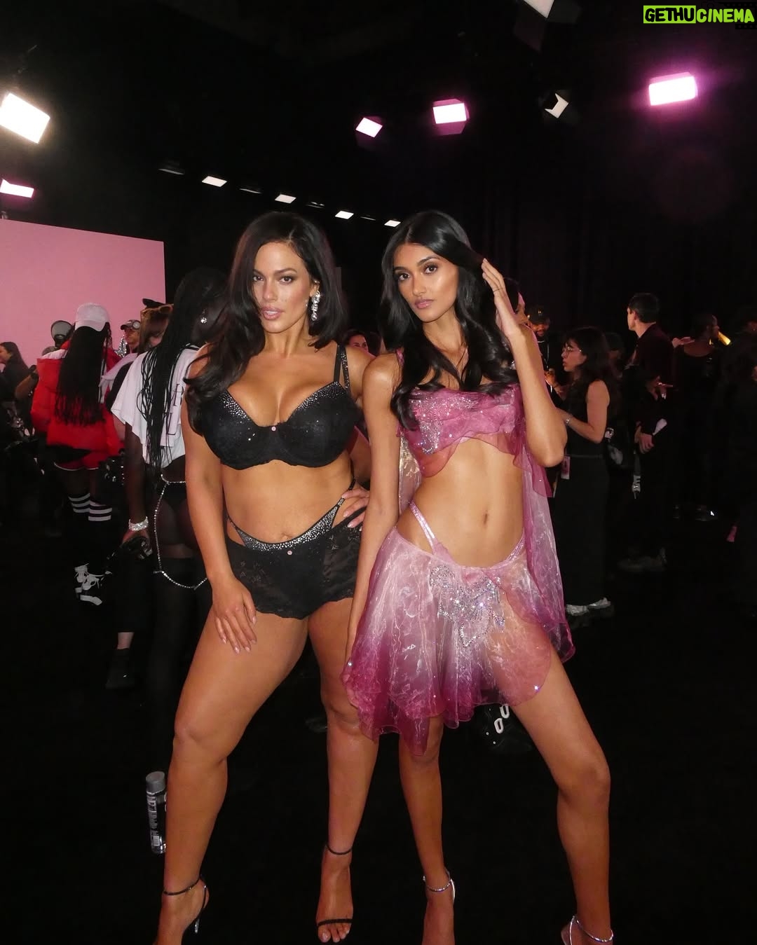 Ashley Graham - 175.9K Likes - a little bit mooore @victoriassecret