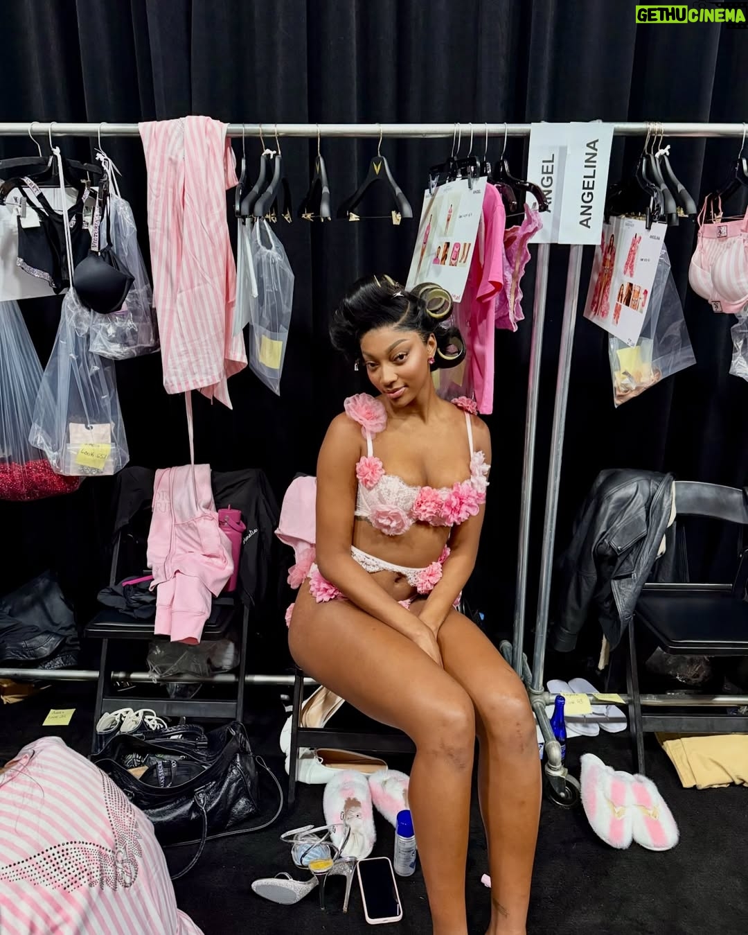 Ashley Graham - 175.9K Likes - a little bit mooore @victoriassecret