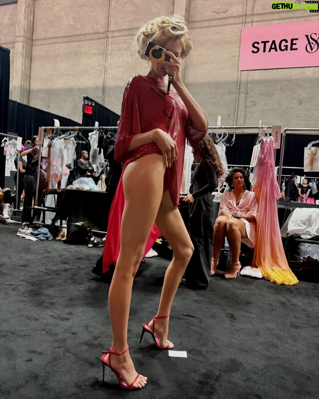 Ashley Graham - 175.9K Likes - a little bit mooore @victoriassecret