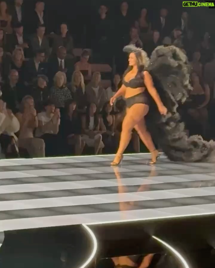 Ashley Graham - 175.9K Likes - a little bit mooore @victoriassecret