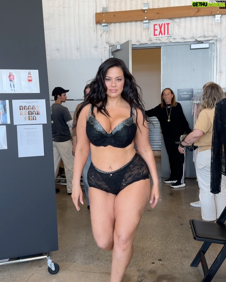 Ashley Graham - 175.9K Likes - a little bit mooore @victoriassecret