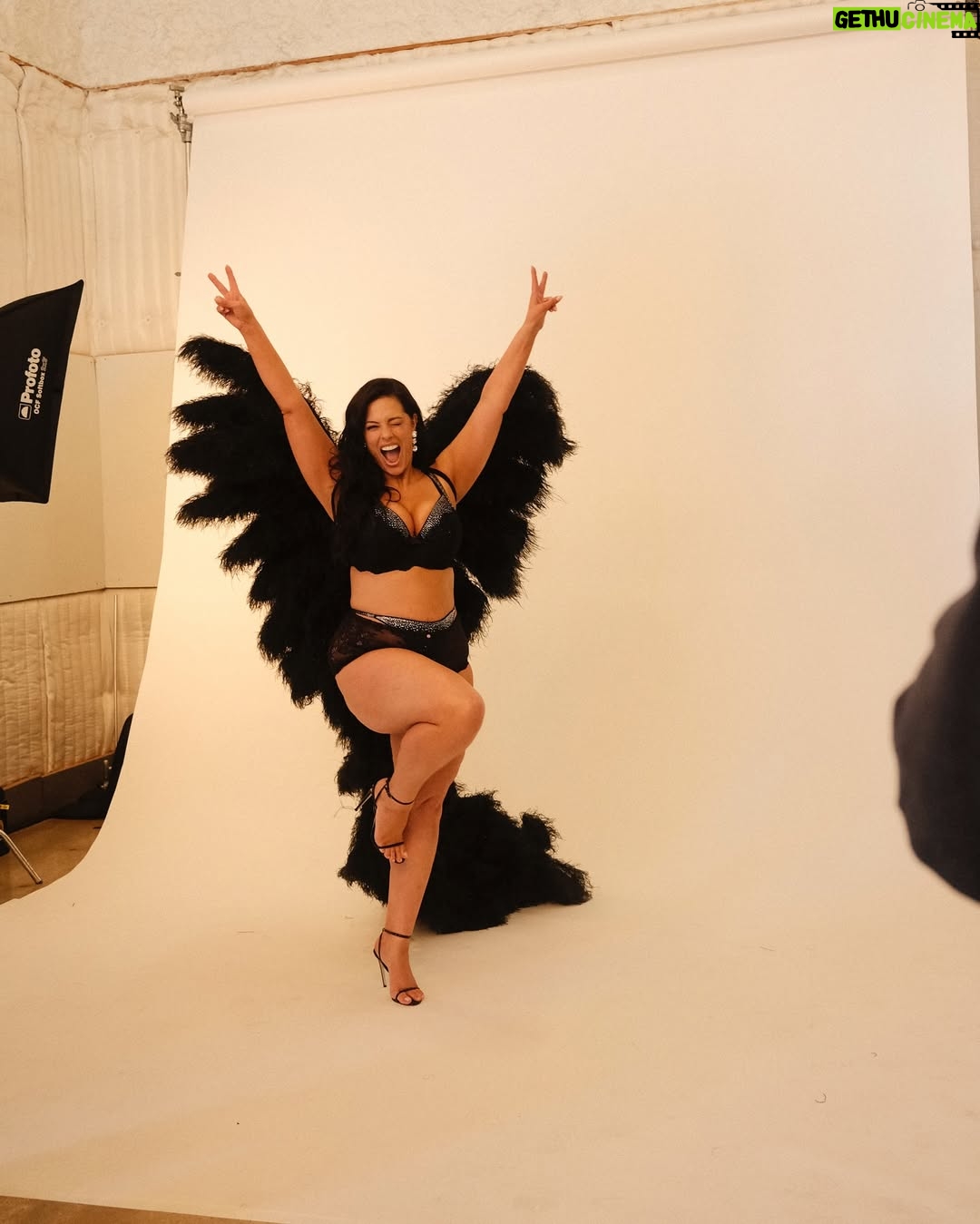 Ashley Graham - 175.9K Likes - a little bit mooore @victoriassecret