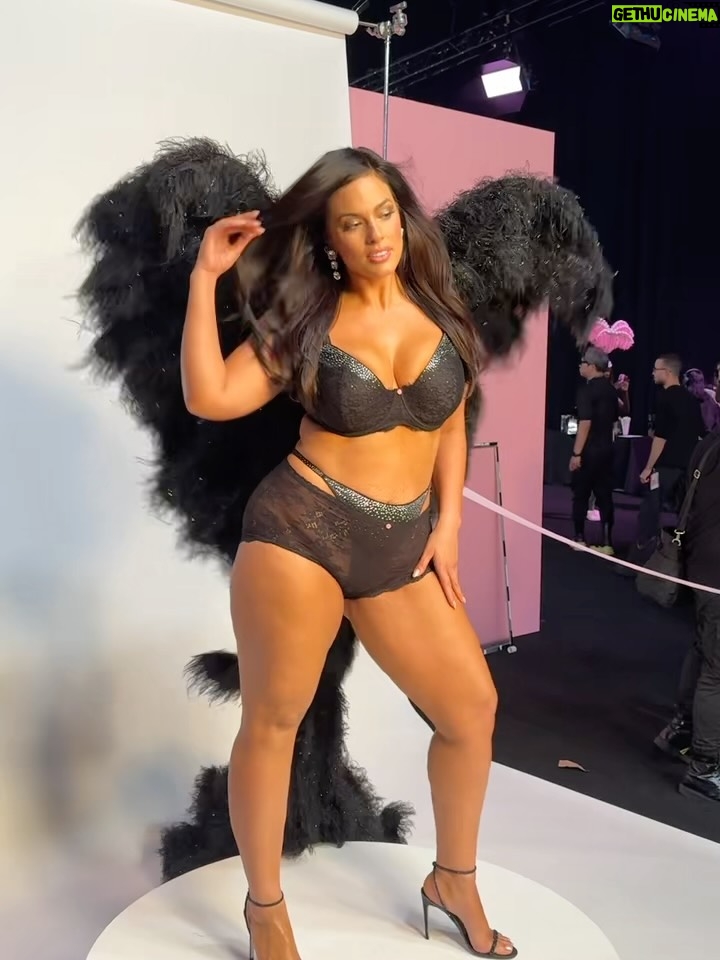 Ashley Graham - 514.4K Likes - THAT WAS SO MUCH FUN!!!! thank you @victoriassecret for having me 🪽💕 it means to much to me that I get to represent the curvy girls on your runway