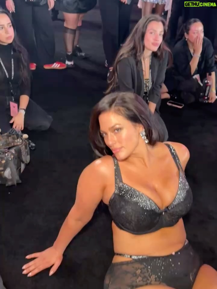 Ashley Graham - 514.4K Likes - THAT WAS SO MUCH FUN!!!! thank you @victoriassecret for having me 🪽💕 it means to much to me that I get to represent the curvy girls on your runway