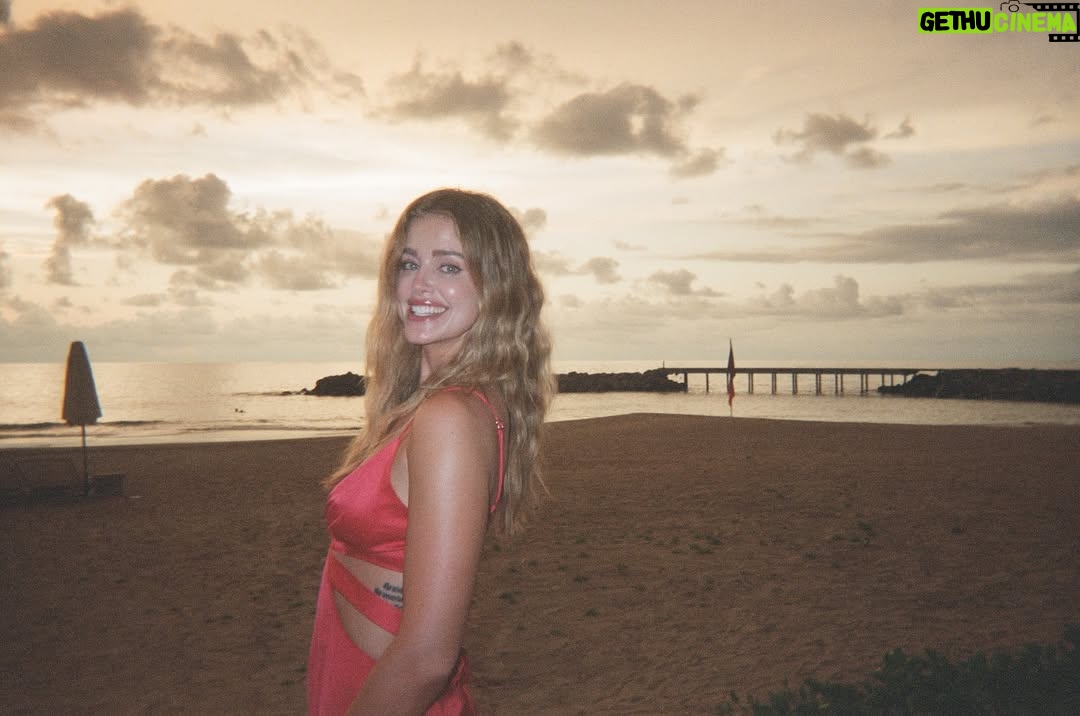 Ashley Newbrough - 2.3K Likes - salty sunsets i have no notes 🥥 🇲🇽
