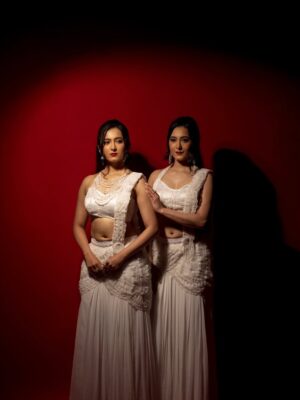 Ashvithi Shetty Instagram - SIIMA 2025
A tribute to the timeless charm of Saroja Devi, this all-white look sparkles with pearls and subtle shine.
A modern take on retro elegance where purity meets grace, and classic beauty feels new again.
Team:
Styling @khushi_jagadisha
Outfit @advayabangalore
Accessories @nk_jewelshouse
Photography @nithishayyod
Makeup @makeoverby_roopakala
Hair @sparkle_makeover_by_bharathi
Studio @asdreamstudio
Bag @sachii_by_kiran
Nails @cosmiclashesandnails