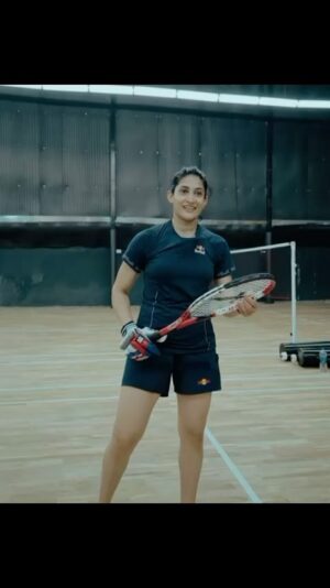 Ashwini Ponnappa Instagram - Levelled UP Big time by adding the batting pads into the already chaotic mix 😆⬆️🔥🙌🏻 Was NOT expecting it to be so hard 😅😅
.
.
.
#badminton #cricket #tennis #sportsmashup #badmintonwithatwist #givesyouwings #redbull #fun #chaotic #alien 🤣