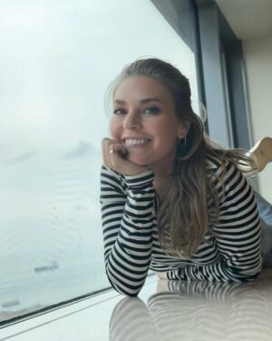 Aslı Enver Instagram - Bugün benim doğum günüm…
Bu sene kendim için bir dileğim yok. 
Hepimiz için var:
Birbirimizi daha çok duyalım.
Daha çok anlayalım.
Daha az korkalım.
Daha adil, daha vicdanlı, daha huzurlu olalım.
Kadınların güvende, çocukların neşeyle, hayvanların sevgiyle yaşadığı günler dileğiyle…🤍