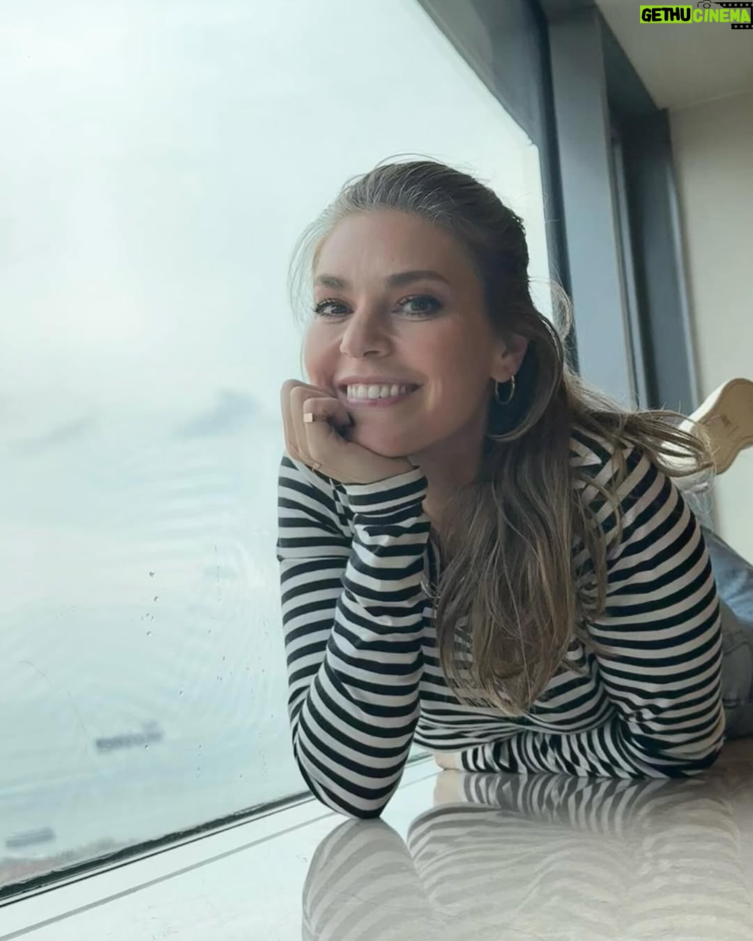 Aslı Enver - 515.8K Likes - Bugün benim doğum günüm…
Bu sene kendim için bir dileğim yok. 
Hepimiz için var:
Birbirimizi daha çok duyalım.
Daha çok anlayalım.
Daha az korkalım.
Daha adil, daha vicdanlı, daha huzurlu olalım.
Kadınların güvende, çocukların neşeyle, hayvanların sevgiyle yaşadığı günler dileğiyle…🤍