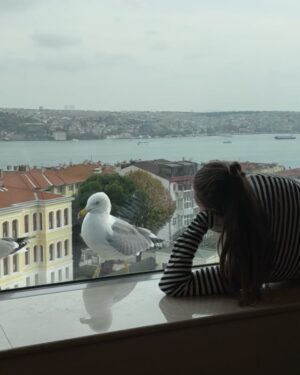 Aslı Enver Instagram - Bugün benim doğum günüm…
Bu sene kendim için bir dileğim yok. 
Hepimiz için var:
Birbirimizi daha çok duyalım.
Daha çok anlayalım.
Daha az korkalım.
Daha adil, daha vicdanlı, daha huzurlu olalım.
Kadınların güvende, çocukların neşeyle, hayvanların sevgiyle yaşadığı günler dileğiyle…🤍