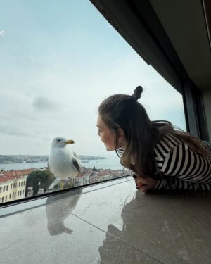 Aslı Enver Instagram - Bugün benim doğum günüm…
Bu sene kendim için bir dileğim yok. 
Hepimiz için var:
Birbirimizi daha çok duyalım.
Daha çok anlayalım.
Daha az korkalım.
Daha adil, daha vicdanlı, daha huzurlu olalım.
Kadınların güvende, çocukların neşeyle, hayvanların sevgiyle yaşadığı günler dileğiyle…🤍