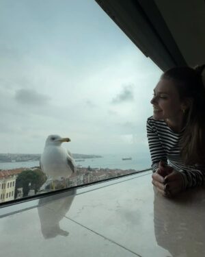 Aslı Enver Instagram - Bugün benim doğum günüm…
Bu sene kendim için bir dileğim yok. 
Hepimiz için var:
Birbirimizi daha çok duyalım.
Daha çok anlayalım.
Daha az korkalım.
Daha adil, daha vicdanlı, daha huzurlu olalım.
Kadınların güvende, çocukların neşeyle, hayvanların sevgiyle yaşadığı günler dileğiyle…🤍