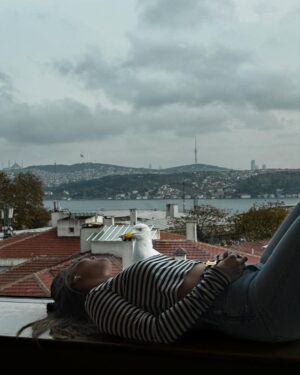 Aslı Enver Instagram - Bugün benim doğum günüm…
Bu sene kendim için bir dileğim yok. 
Hepimiz için var:
Birbirimizi daha çok duyalım.
Daha çok anlayalım.
Daha az korkalım.
Daha adil, daha vicdanlı, daha huzurlu olalım.
Kadınların güvende, çocukların neşeyle, hayvanların sevgiyle yaşadığı günler dileğiyle…🤍