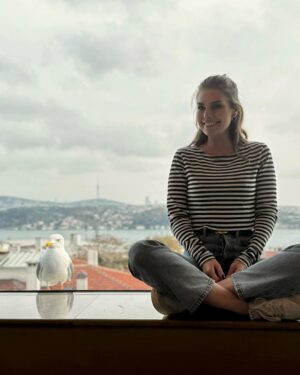 Aslı Enver Instagram - Bugün benim doğum günüm…
Bu sene kendim için bir dileğim yok. 
Hepimiz için var:
Birbirimizi daha çok duyalım.
Daha çok anlayalım.
Daha az korkalım.
Daha adil, daha vicdanlı, daha huzurlu olalım.
Kadınların güvende, çocukların neşeyle, hayvanların sevgiyle yaşadığı günler dileğiyle…🤍