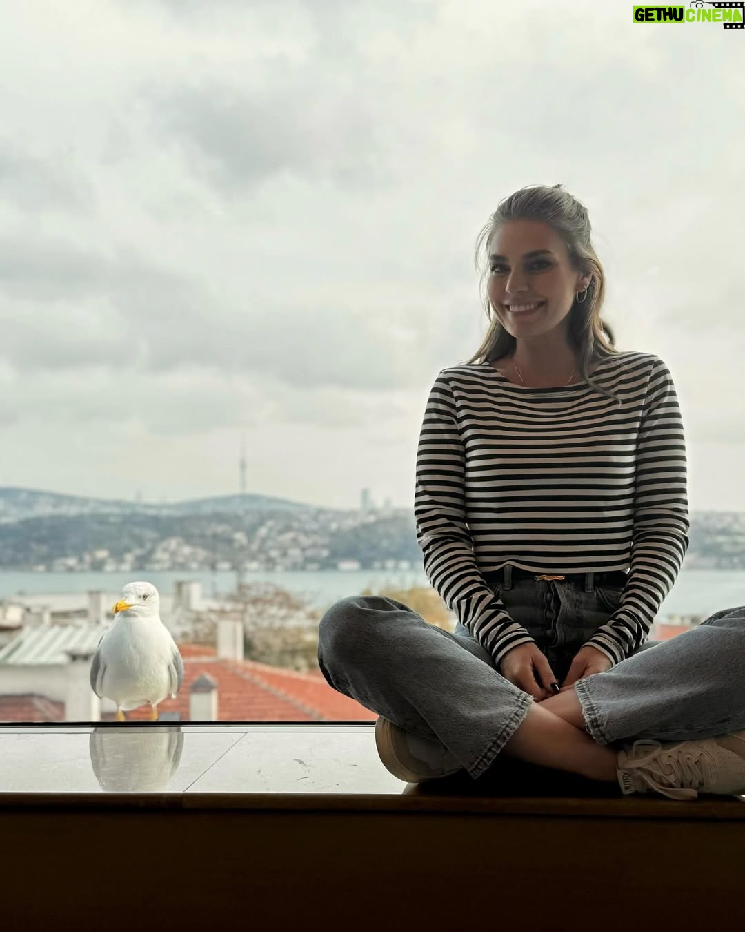 Aslı Enver - 515.8K Likes - Bugün benim doğum günüm…
Bu sene kendim için bir dileğim yok. 
Hepimiz için var:
Birbirimizi daha çok duyalım.
Daha çok anlayalım.
Daha az korkalım.
Daha adil, daha vicdanlı, daha huzurlu olalım.
Kadınların güvende, çocukların neşeyle, hayvanların sevgiyle yaşadığı günler dileğiyle…🤍