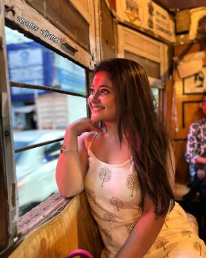 Asmee Ghosh Instagram - বাউন্ডুলে 🌸