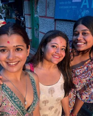 Asmee Ghosh Instagram - বাউন্ডুলে 🌸