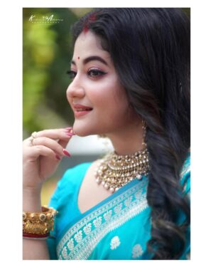 Asmee Ghosh Instagram - মিনি রানীর বৌভাত বলে কথা 🙈❤️
.
.
.
.
.
.
.
.
PC: @krishnenendu_adhikary5070
Hair: @payelkarmokar ❤️