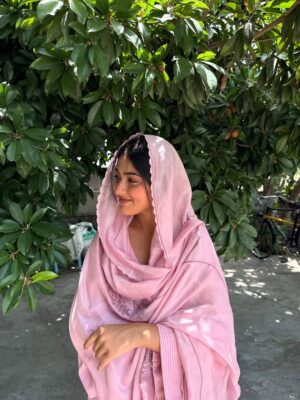 Asmeet Sehra Instagram - Qawali jehi lagdišø
Look at those little chikoos behind meš
Suit @label_ramtex