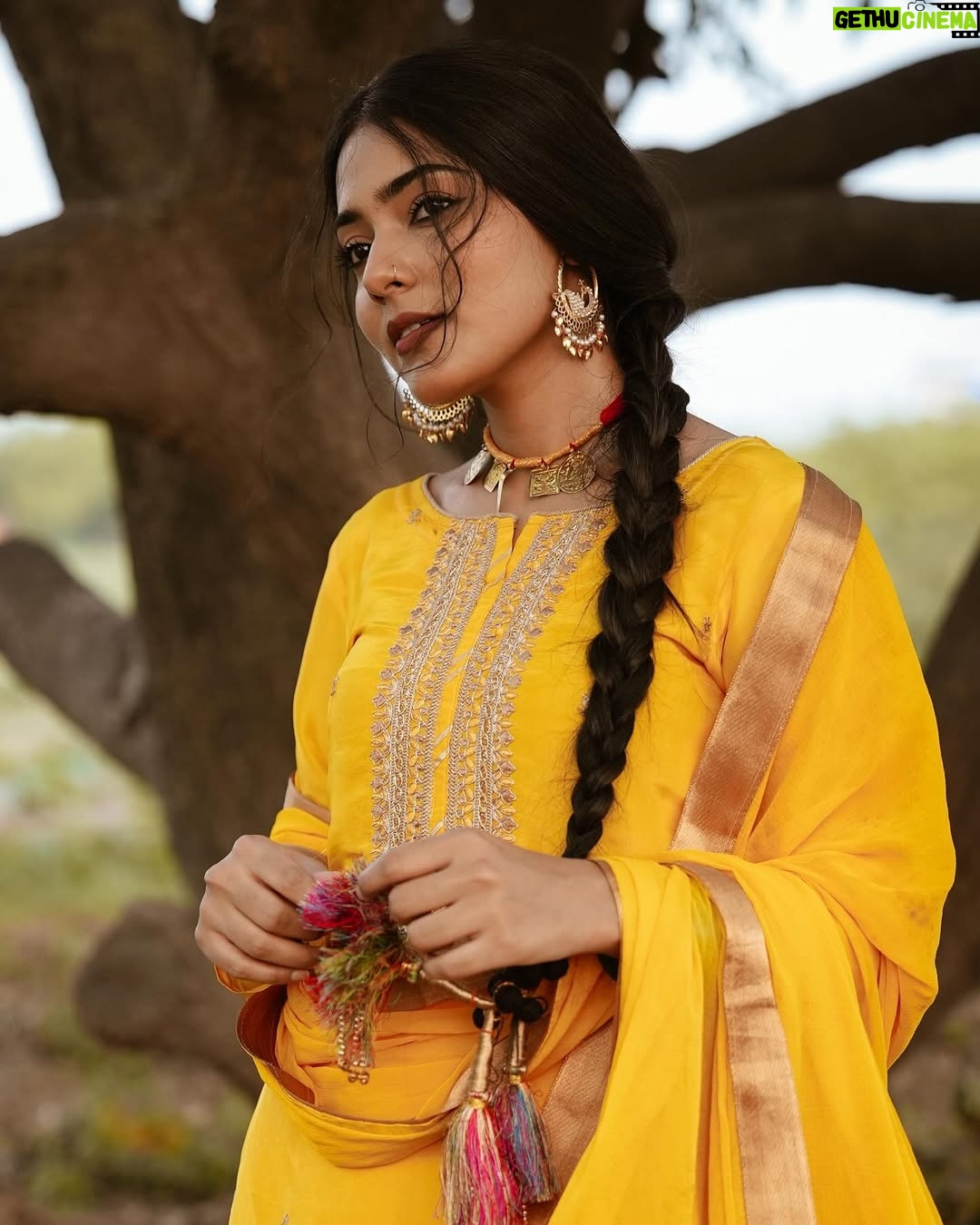 Asmeet Sehra - 2.2K Likes - ਨੀ ਮੈਂ ਜਾਣਾ ਜੋਗੀ ਦੇ ਨਾਲ, ਕੰਨੀ ਮੁੰਦਰਾਂ ਪਾਕੇ..

Bulleh shah ik Jogi aya
Dar saday ohne dhuana paya
Ayne lut layi Heer Sayal
Aya bhes wata ke

You can choose your favourite picture and let me know which one you loved because I couldn’t choose one.🙂‍↔️
 

🕊️