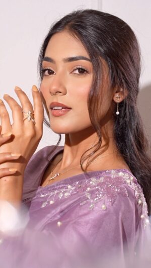 Asmeet Sehra Instagram - #Ad Festive vibes, flawless shineāstyling my celebrations with CaratLaneās stunning jewelleryāØšŖ©
#KhulKeKaroExpress with @CaratLane! 100% OFF on Making Charges of 4000 diamond designs!!š¤ *TCA
Wearing @orzah.india
@harunstudios
Studio @socialmeds.in
#CaratLane #KhulKeKaroExpress #MyCaratLaneStory #GiftACaratLane #reelsinstagram #reels #explorepage #reelkarofeelkaro