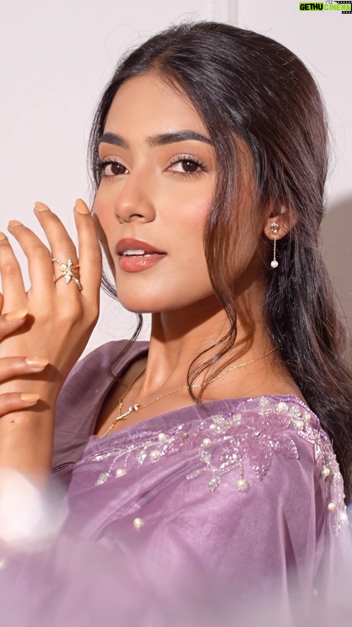 Asmeet Sehra - 3.5K Likes - #Ad  Festive vibes, flawless shine—styling my celebrations with CaratLane’s stunning jewellery✨🪩

#KhulKeKaroExpress with @CaratLane! 100% OFF on Making Charges of 4000  diamond designs!!🤍 *TCA

Wearing @orzah.india 
@harunstudios 
Studio @socialmeds.in 

#CaratLane #KhulKeKaroExpress #MyCaratLaneStory #GiftACaratLane #reelsinstagram #reels #explorepage #reelkarofeelkaro