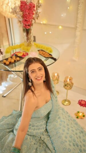 Asmita Arora Instagram - Who needs a plus-one when your phone steals the spotlight? 😍
OPPO Reno14 5G Diwali Edition shifts with temperature fully black below 28℃, gradually transforming between 29–34℃, and turning full golden above 35℃
This festive season shines brighter with loved ones. And OPPO’s exclusive Diwali offers make it even more special – Pay Zero, Worry Zero and get a chance to WIN ₹10 Lakh! Check link in bio now!
@oppoindia
#OPPOIndia #PayZeroWorryZero #OPPOIndiaFestiveOffers #ShineBrighter #tumjagmagao