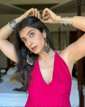 Asmita Arora Instagram - Serving ‘simple’ with a side of ‘stared at all day’
.
#tenusuitsuitkarda