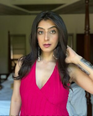 Asmita Arora Instagram - Serving ‘simple’ with a side of ‘stared at all day’
.
#tenusuitsuitkarda