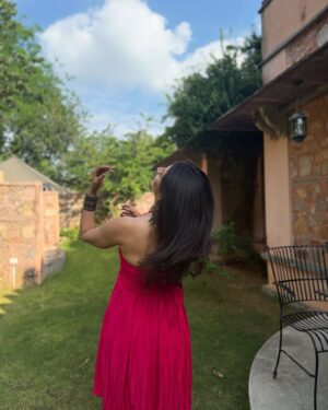 Asmita Arora Instagram - Serving ‘simple’ with a side of ‘stared at all day’
.
#tenusuitsuitkarda