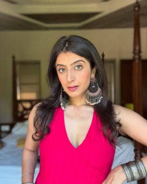 Asmita Arora Instagram - Serving ‘simple’ with a side of ‘stared at all day’
.
#tenusuitsuitkarda