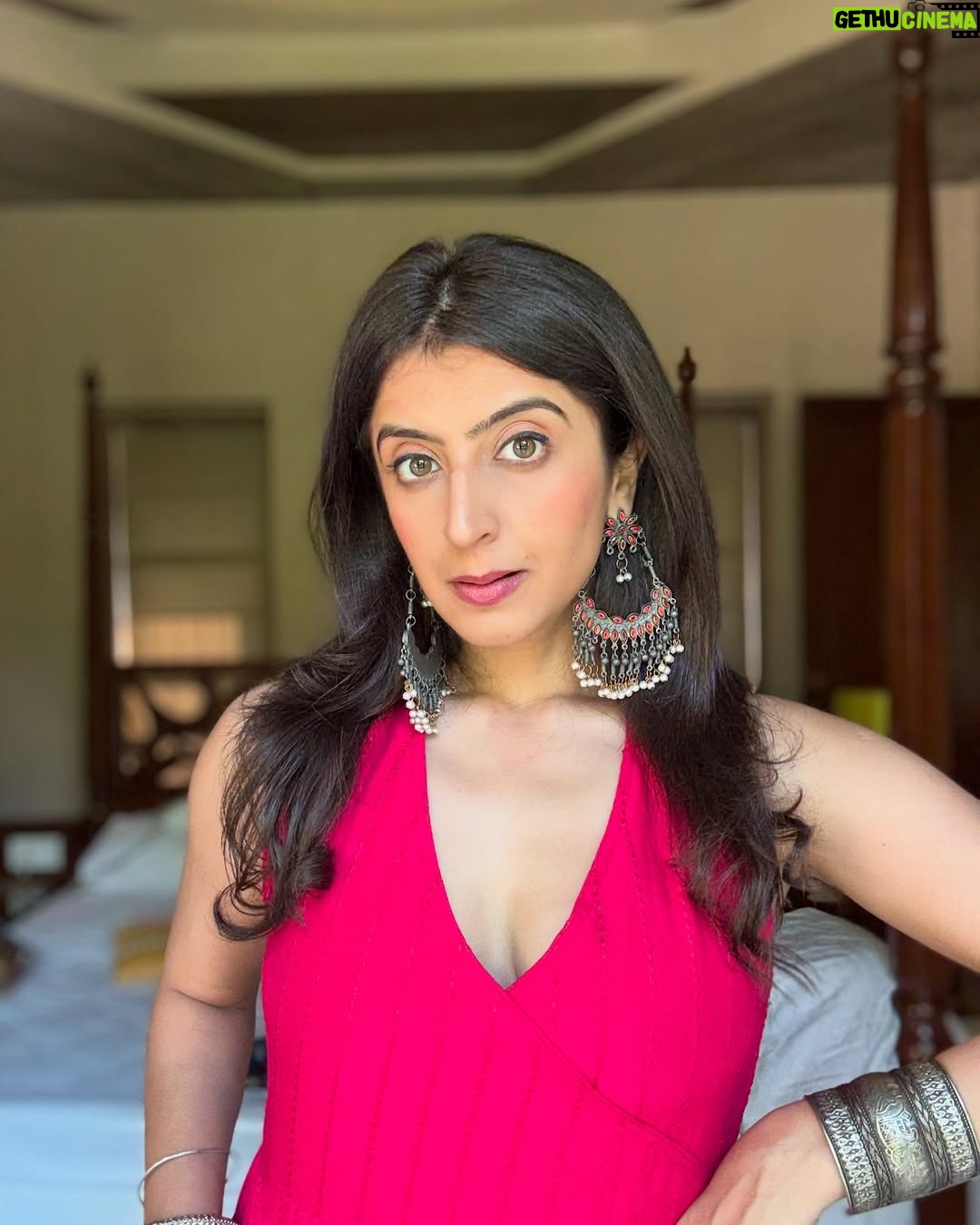 Asmita Arora - 742 Likes - Serving ‘simple’ with a side of ‘stared at all day’ 
.
#tenusuitsuitkarda