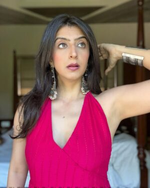 Asmita Arora Instagram - Serving ‘simple’ with a side of ‘stared at all day’
.
#tenusuitsuitkarda