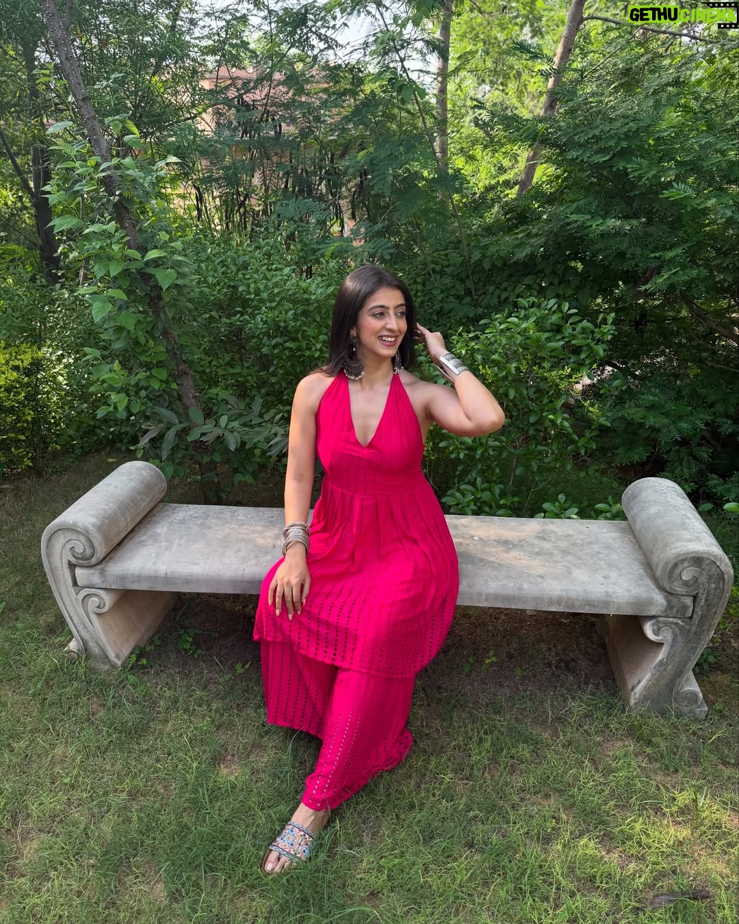 Asmita Arora - 742 Likes - Serving ‘simple’ with a side of ‘stared at all day’ 
.
#tenusuitsuitkarda