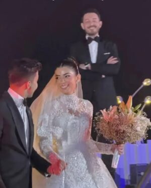 Assala Nasri Instagram - ياليلى العروس المتربيه الجميله الخلوقه يابنت أبوها والّلي قصتكم وزنت ميزان اختلّ وماعدنا شفنا اللي شفناه فيكم عيله مهذبه مثاليه البنت بتبرّ أهلها بمشاعرها بمظهرها وأكّدتوا ياليلى أنتي وهشام شو يعني فرح ورقي وحب حقيقي بدون زيادات تعودنا نشوفها وهيي مو زياده قدّ مافيها إنتقاص ..
كان بودّي ومتمنيه شارك أخي الغالي وصديقي المحترم أحمد زاهر ومرته العظيمه اللي ربت أحلى تربايه بس ظروفي النفسيه كانت صعبه للغايه ..
فرحت لفرحكم وطلعتوني من اللي أنا فيه بأحلى المشاعر ..
ألف مبروك حياتكم الجايه اللي رح تشبه ليلتكم الحلوه التاريخيه النقيّه بتمنى لكم فيها ليلى وهشام كلّ الفرح وكلّ الإستقرار وسنينكم كلها نجاح ألف مبروك ياحبايب القلب ياأحلى عرسان بالدّنيي كلها كبرتوا قلبنا بشكلكم المحترم الراقي وحتكونوا قدوه للأفراح الجايه 🙏🏼💚 

@ahmedzaherofficial1 
@lailaahmedzaher 
@hishamgamal 
@hodazaher