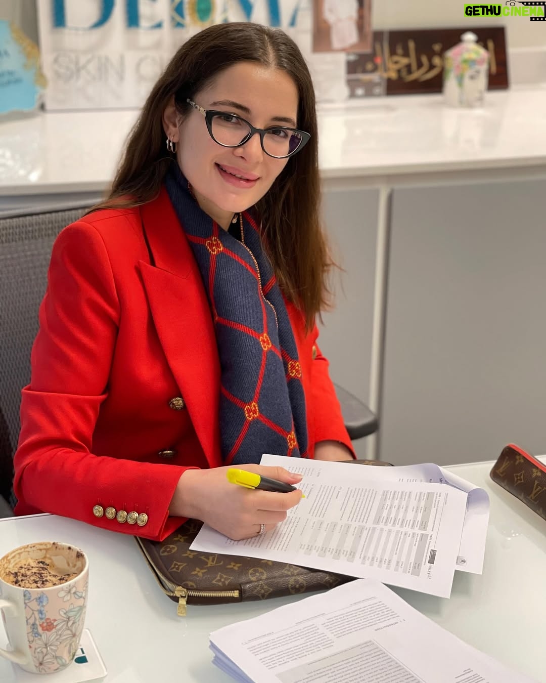 Assala Nasri - 97.3K Likes - كتير مرّينا أنا والولاد بإمتحانات صعبه وأيام أصعب وبكلّ مرّه ماكان عندي شكّ بعدل رب العالمين وكانت حياتي من بداياتي لليوم عباره عنّ جمله بتقول ( الناس الأشرار قلال بس بيوجعوا ولازم دائماً مهما كترت الجروح والصدمات نقارنهم بالكتار ونتذكرهم لنعرف إنهم مهما كتروا قلال ) ونحنا اليوم بإمتحان من هالإمتحانات وبيمرّ ورح يمرّ وشام هيي النّور اللي مضوّي حياة آلاف البشر أنا منهم …بنتي الملاك رح تبقى ملاك ومارح يوجعها أكتر من وقته الوجع ودواها نحنا أهلها اللي كان إلنا سعادة تكون شام منّا وفينا شام حبيبة الحياة وأهلها طاقة العلم والتهذيب والعطاء عم تمرق منّ شارع ضيّق بهالحياة اللي فيها شوارع مضوايه بأهل أنتوا منهم ياطيبين ياأهلنا وأصحابنا وناسنا ..
 وهالشارع مهما ضاق رح يخلص ورح تطلع منّه منّ غير ماتشوف وراها أو حتّى تتذكّر شو كان هالمرور صعب ومافي مرور إلًا وبتصادفه عثرات والعثرات بتكبر وبتكتر لمّا هالمرور منّ رحلة هالحياة بيكون مو عادي ونجاح شام مو عادي ومرورها بهالحياة أكيد حيصادفه عثرات وأكيد حيكون فيه صعوبه حتّى بتحقيق السهل ..
كلّ القلوب الحلوه ياحلوة الحلوات معك وبتدعمك وقلبي قبل إيدي وروحي ملكك وتحت أمرك وبدعي لك وبتوسّل ربّي برحمته يحتويكي ..وبتصير أشياء بتكون عكس شو توقعنا وبتصدمنا لتقوّينا وترجًعنا أحلى وأقوى وأحنّ وأهدى وشامي الحلوه حلوه وهاديه وإنسانه وكلّ طاقات الفرح والفرج رح تتهيّأ لها والله مع المخلصين .🙏🏼 

@shamalzahabi