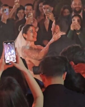 Assala Nasri Instagram - ياليلى العروس المتربيه الجميله الخلوقه يابنت أبوها والّلي قصتكم وزنت ميزان اختلّ وماعدنا شفنا اللي شفناه فيكم عيله مهذبه مثاليه البنت بتبرّ أهلها بمشاعرها بمظهرها وأكّدتوا ياليلى أنتي وهشام شو يعني فرح ورقي وحب حقيقي بدون زيادات تعودنا نشوفها وهيي مو زياده قدّ مافيها إنتقاص ..
كان بودّي ومتمنيه شارك أخي الغالي وصديقي المحترم أحمد زاهر ومرته العظيمه اللي ربت أحلى تربايه بس ظروفي النفسيه كانت صعبه للغايه ..
فرحت لفرحكم وطلعتوني من اللي أنا فيه بأحلى المشاعر ..
ألف مبروك حياتكم الجايه اللي رح تشبه ليلتكم الحلوه التاريخيه النقيّه بتمنى لكم فيها ليلى وهشام كلّ الفرح وكلّ الإستقرار وسنينكم كلها نجاح ألف مبروك ياحبايب القلب ياأحلى عرسان بالدّنيي كلها كبرتوا قلبنا بشكلكم المحترم الراقي وحتكونوا قدوه للأفراح الجايه 🙏🏼💚 

@ahmedzaherofficial1 
@lailaahmedzaher 
@hishamgamal 
@hodazaher
