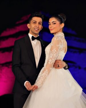 Assala Nasri Instagram - ياليلى العروس المتربيه الجميله الخلوقه يابنت أبوها والّلي قصتكم وزنت ميزان اختلّ وماعدنا شفنا اللي شفناه فيكم عيله مهذبه مثاليه البنت بتبرّ أهلها بمشاعرها بمظهرها وأكّدتوا ياليلى أنتي وهشام شو يعني فرح ورقي وحب حقيقي بدون زيادات تعودنا نشوفها وهيي مو زياده قدّ مافيها إنتقاص ..
كان بودّي ومتمنيه شارك أخي الغالي وصديقي المحترم أحمد زاهر ومرته العظيمه اللي ربت أحلى تربايه بس ظروفي النفسيه كانت صعبه للغايه ..
فرحت لفرحكم وطلعتوني من اللي أنا فيه بأحلى المشاعر ..
ألف مبروك حياتكم الجايه اللي رح تشبه ليلتكم الحلوه التاريخيه النقيّه بتمنى لكم فيها ليلى وهشام كلّ الفرح وكلّ الإستقرار وسنينكم كلها نجاح ألف مبروك ياحبايب القلب ياأحلى عرسان بالدّنيي كلها كبرتوا قلبنا بشكلكم المحترم الراقي وحتكونوا قدوه للأفراح الجايه 🙏🏼💚 

@ahmedzaherofficial1 
@lailaahmedzaher 
@hishamgamal 
@hodazaher