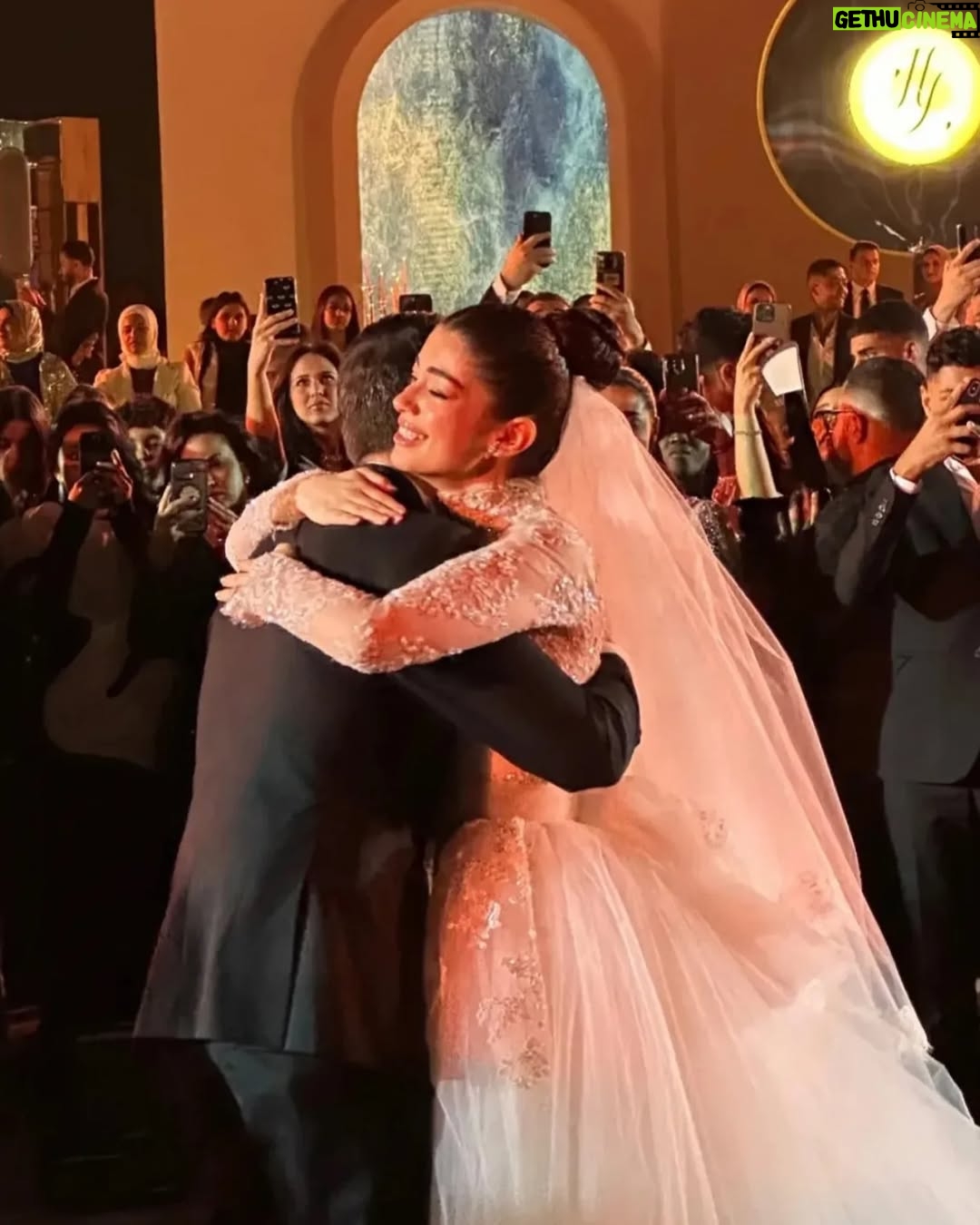 Assala Nasri - 406.5K Likes - ياليلى العروس المتربيه الجميله الخلوقه يابنت أبوها والّلي قصتكم وزنت ميزان اختلّ وماعدنا شفنا اللي شفناه فيكم عيله مهذبه مثاليه البنت بتبرّ أهلها بمشاعرها بمظهرها وأكّدتوا ياليلى أنتي وهشام شو يعني فرح ورقي وحب حقيقي بدون زيادات تعودنا نشوفها وهيي مو زياده قدّ مافيها إنتقاص ..
كان بودّي ومتمنيه شارك أخي الغالي وصديقي المحترم أحمد زاهر ومرته العظيمه اللي ربت أحلى تربايه بس ظروفي النفسيه كانت صعبه للغايه ..
فرحت لفرحكم وطلعتوني من اللي أنا فيه بأحلى المشاعر ..
ألف مبروك حياتكم الجايه اللي رح تشبه ليلتكم الحلوه التاريخيه النقيّه بتمنى لكم فيها ليلى وهشام كلّ الفرح وكلّ الإستقرار وسنينكم كلها نجاح ألف مبروك ياحبايب القلب ياأحلى عرسان بالدّنيي كلها كبرتوا قلبنا بشكلكم المحترم الراقي وحتكونوا قدوه للأفراح الجايه 🙏🏼💚 

@ahmedzaherofficial1 
@lailaahmedzaher 
@hishamgamal 
@hodazaher