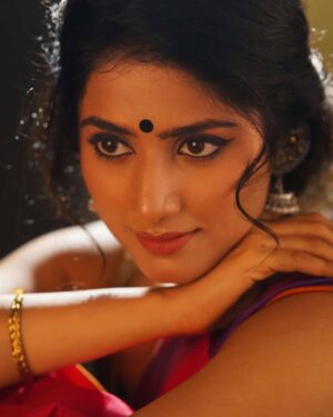 Astha Khandelwal Instagram - Kajal ki lakeer, bindi ka rang,
Har ada meri, par dil hai ab bhi sang. 🌟💔

Styling @ichhaabrol_ 
Mua @makeover_by_dipty_mitu 
Photographer @yogeshkadam___ 
Agency @toabhcreative 

#southcinema #tollywood #kollywood #sandalwood #mollywood #southfilmindustry #southindianmovies #indiancinema #southindianactress #southindianactors #filmindustry #regionalcinema #cinemalovers #moviemagic #blockbustermovies #filmfans #indianfilms #cinemaculture