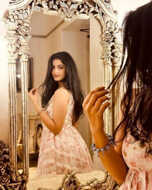 Astha Khandelwal Instagram - Bindi, thodi nazakat aur ek muskan ✨

#desioutfit #traditionallook #desilook #bindilove #indiangirl #traditionalwear #southindiangirl #teluguactress #tamilactress #southindianactress #telugucinema #tamilcinema #southindiancinema #indiancinema
