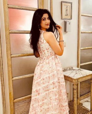 Astha Khandelwal Instagram - Bindi, thodi nazakat aur ek muskan ✨

#desioutfit #traditionallook #desilook #bindilove #indiangirl #traditionalwear #southindiangirl #teluguactress #tamilactress #southindianactress #telugucinema #tamilcinema #southindiancinema #indiancinema