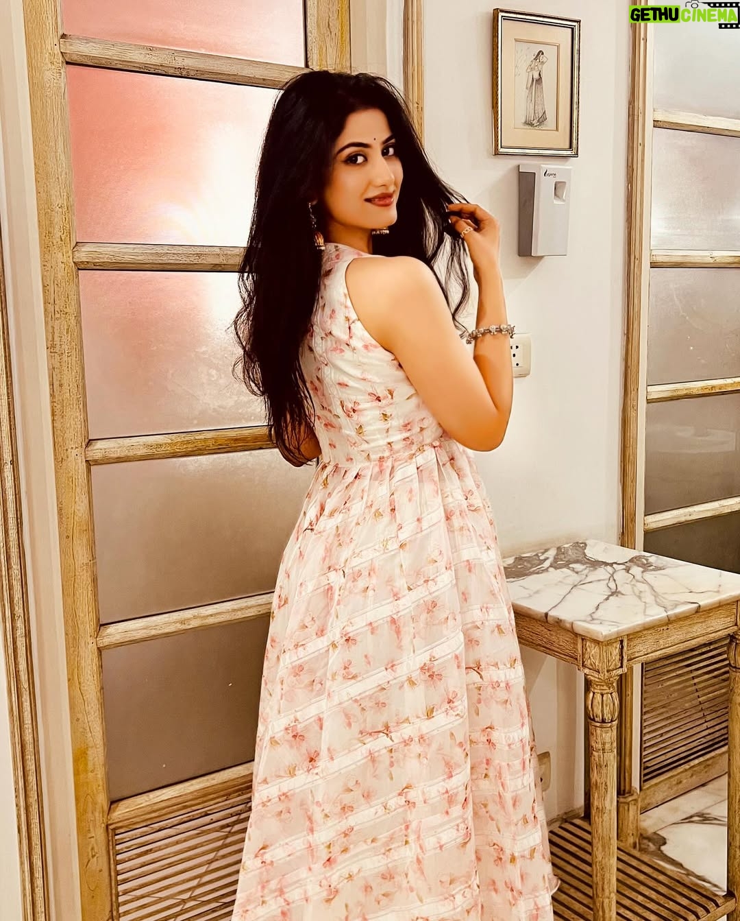 Astha Khandelwal - 4.5K Likes - Bindi, thodi nazakat aur ek muskan ✨

#desioutfit #traditionallook #desilook #bindilove #indiangirl #traditionalwear #southindiangirl #teluguactress #tamilactress #southindianactress #telugucinema #tamilcinema #southindiancinema #indiancinema